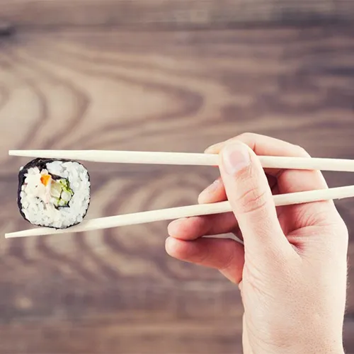 Как правильно держать палочки для роллов и суши?