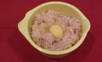 В миску с натертым картофелем разбейте куриные яйца, всыпьте соль и тщательно перемешайте ингредиенты между собой.
