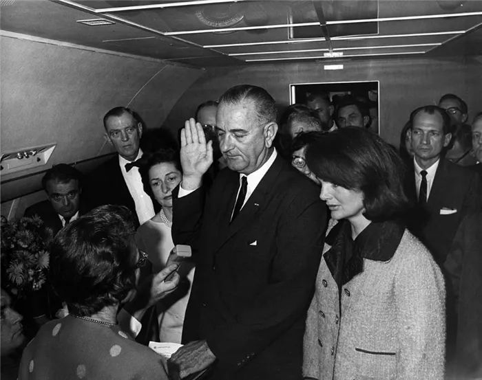Джонсон приносит присягу на борту Air Force One в день убийства Кеннед