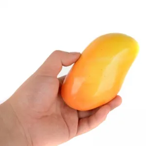 желтый манго в руке