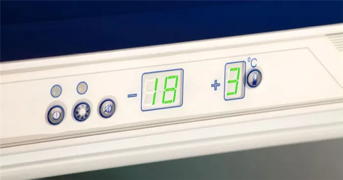 Современные рефрижераторы оснащены дисплеем на наружной панели с указанием показателей внутри основной и морозильной камер