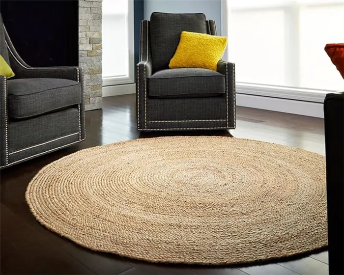 Круглые коврики, плетёные по спирали, могут уютно расположиться в любом месте комнаты: у журнального столика или под напольным горшком с цветком