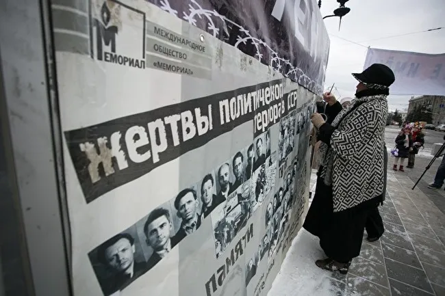 Стена памяти с фото жертв репрессий