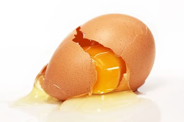 Разбейте одно из яиц и обратите внимание на состояние желтка и белка, чтобы проверить его свежесть