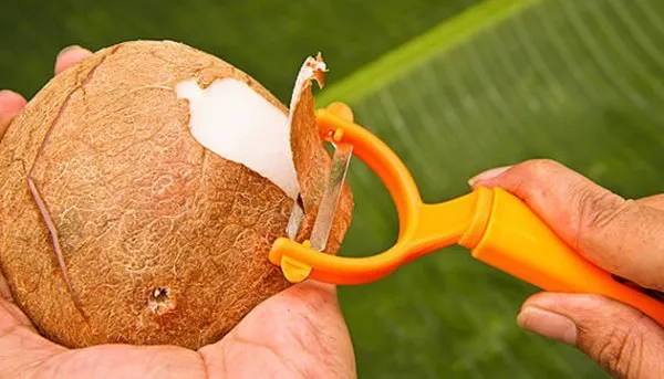 Снятие кожуры кокоса овощечисткой