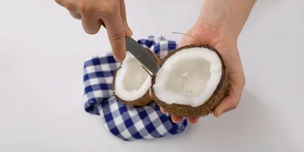 Извлечение мякоти кокоса ножом