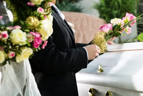 Что дешевле: кремировать или похоронить человека