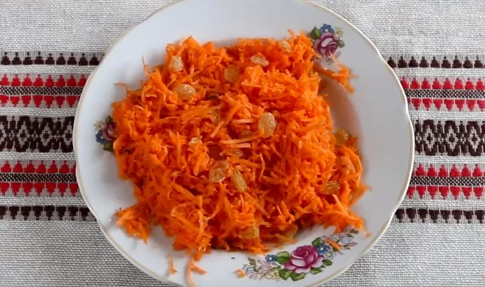 натираем морковь на средней терке и смешиваем с изюмом