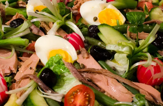 Нисуаз - французский салат с овощами, яйцами и тунцом