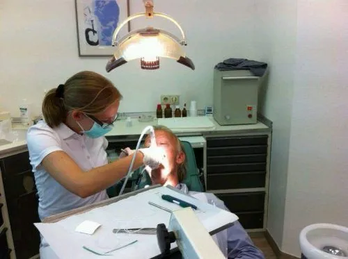 Девушка-стоматолог
