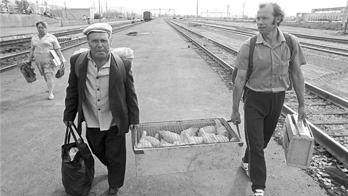 Пассажиры на станции Чара на БАМе. 1991 год