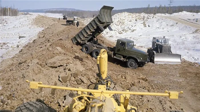 Техника на строительстве Байкало-Амурской магистрали. Отсыпка дороги на участке БАМ – Тында. 1975 год
