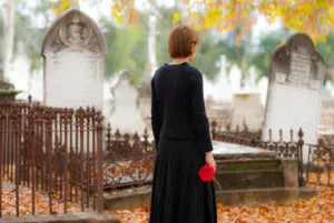 Как правильно одеваться на кладбище приметы
