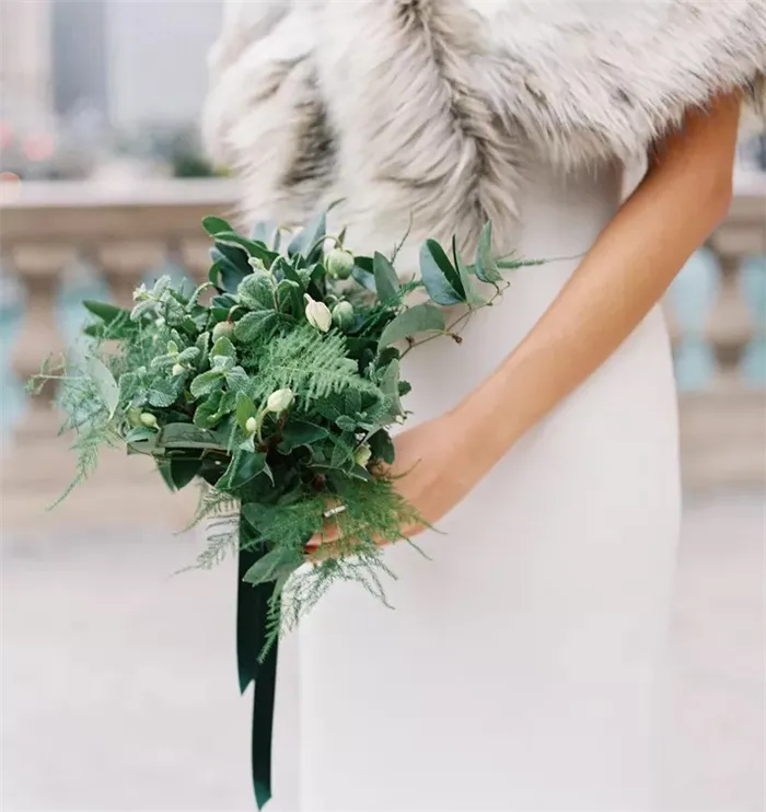 Картинка. Зимний свадебный букет с зеленью.