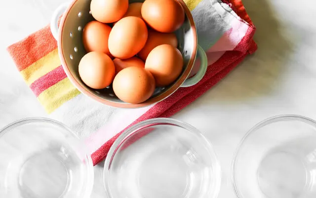 подготавливаем куриные свежие яйца и необходимую посуду