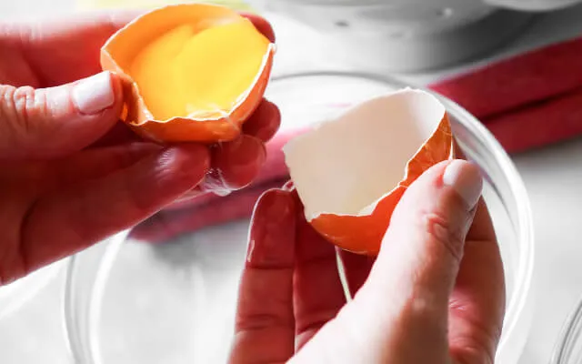 Как отделить желток от белка из яйца с помощью пластиковой бутылки
