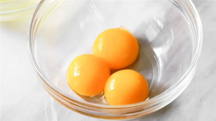 Как разделить желтки яиц и белки
