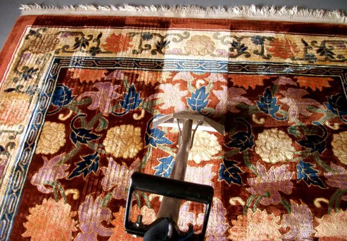 Шёлковые ковры не стоит мочить без крайней необходимости, непрофессиональной чисткой их можно безнадёжно испортить
