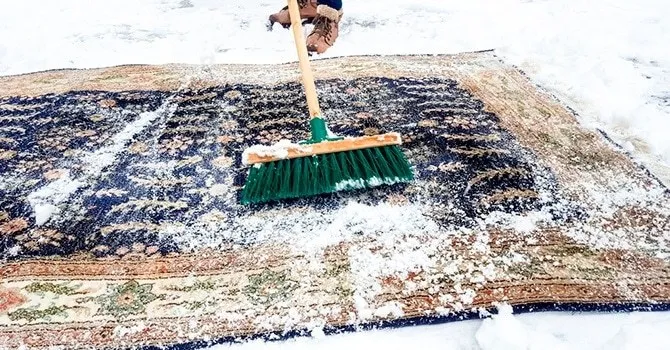 Древний способ стирки снегом