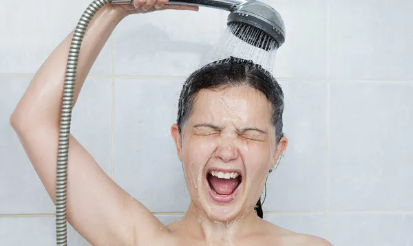 Принимать холодный душ после процедуры лучше не стоит