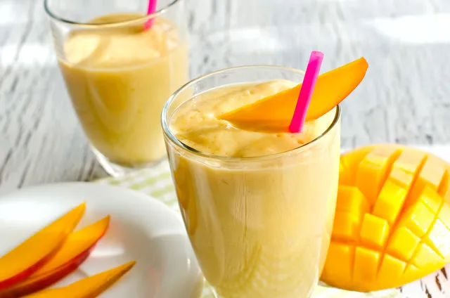 Из манго, молока и йогурта готовят необычный коктейль «манго ласси»