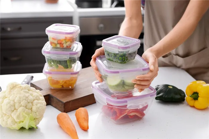 Пластиковые тарелки и контейнеры для еды