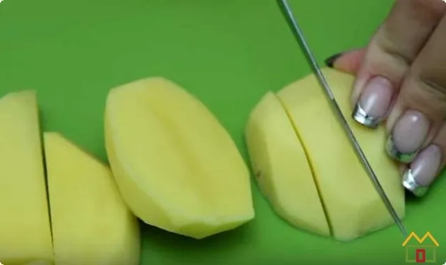 Разрезаем каждую картошину на 2 части вдоль
