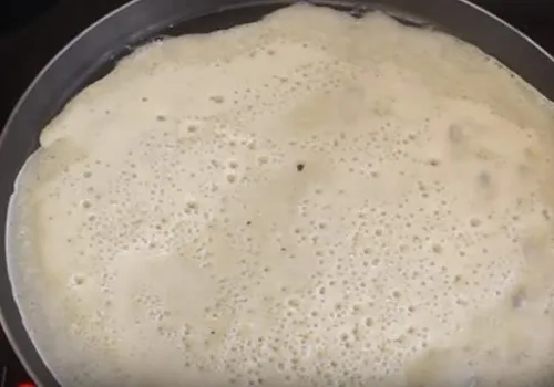 Как приготовить блины на молоке? 5 быстрых и вкусных рецептов блинов в дырочку этап 10