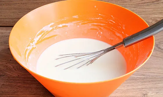 Как приготовить блины на молоке? 5 быстрых и вкусных рецептов блинов в дырочку этап 14