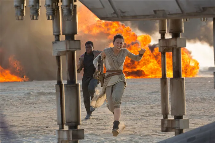 Дейзи Ридли в роли Рей на кадре из фильма «Звёздные войны: Пробуждение силы»