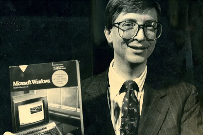 Билл Гейтс с первой версией OC Windows 
