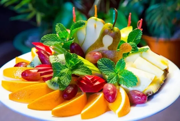Нарезка фруктов на праздничный стол в домашних условиях