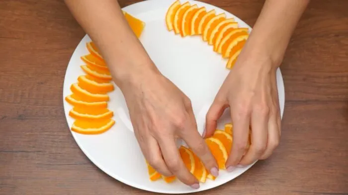 Выкладывание четвертинки долек апельсина