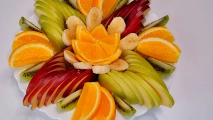 Простая нарезка фруктов на стол – картинка