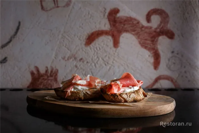 брускетты закуски антипасти бутерброды из поджаренного хлеба блюда итальянской кухни