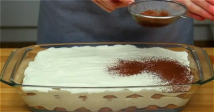 выкладываем десерт слоями из печенья и крема