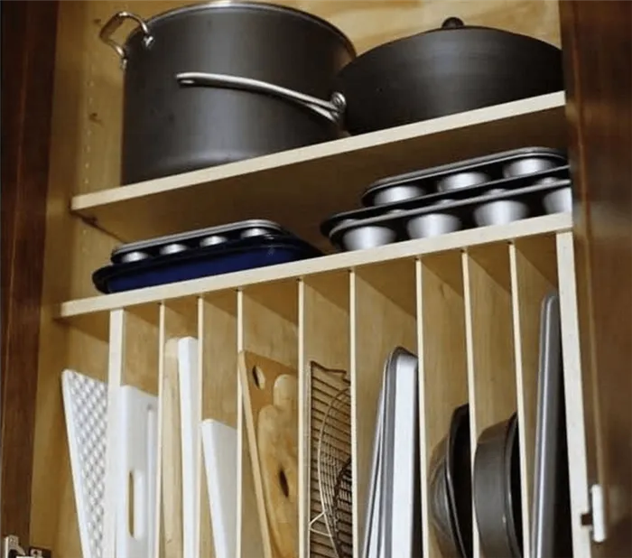 Хранение кухонной утвари в шкафчике