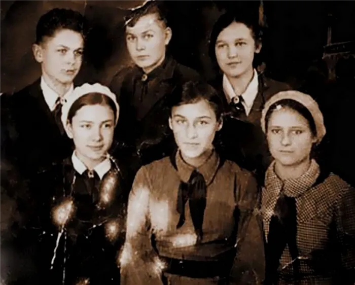 Ноябрина (в центре) с сёстрами и братьями, 1930-е годы.