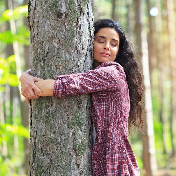 женщина обнимает дерево