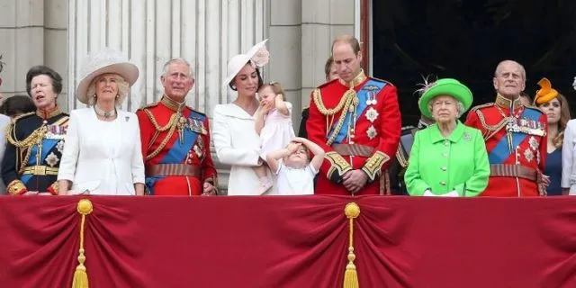 Елизавета II с семьей