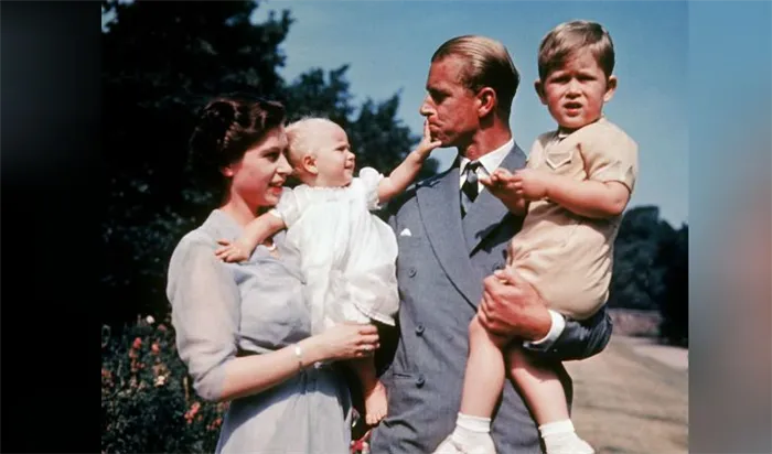 Принц Чарльз и принцесса Анна с родителями