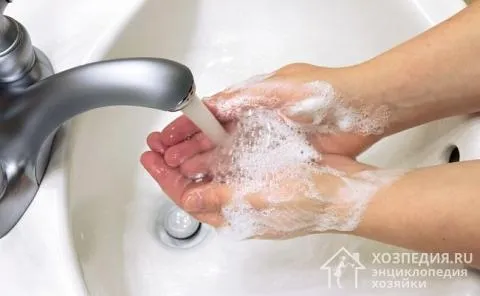 Удалить свежие следы клея с кожи поможет тщательное мытье рук с мылом, содово-солевым раствором и пемзой