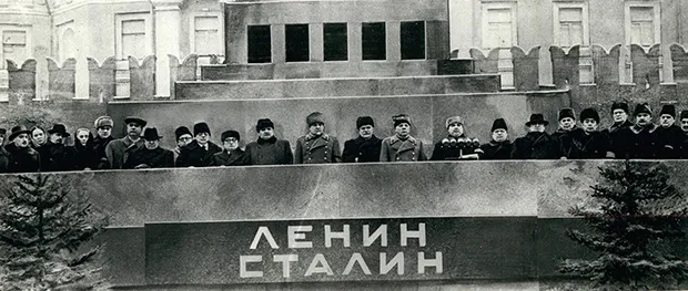 Похороны Сталина, 1953 год. Мавзолей с трибуной, построенный в 1930 году, дополнен именем второго вождя 