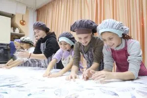 Семью Ливадоновых с 15 детьми, принявшую подростков из Донбасса, пригласили в кулинарный театр