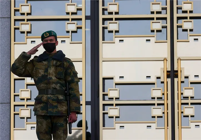 Военнослужащий у Национального музея туркменского ковра