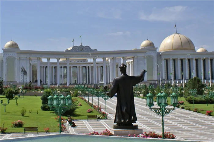 Дворцовый комплекс «Огузхан» — резиденция президента Туркменистана в Ашхабаде