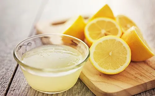 Свежевыжатый лимонный сок в чашечке