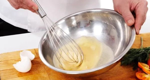 Как взбить яйца без миксера в густую пену