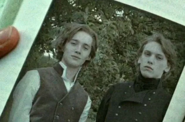 Тоби Регбо в образе молодого Дамблдора (слева)