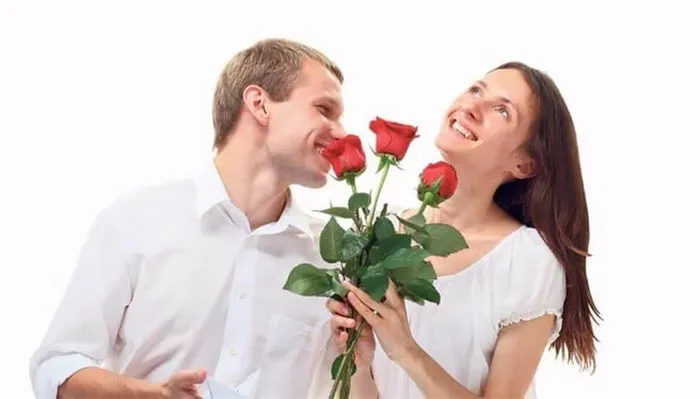 Женщина получила цветы от мужчины
